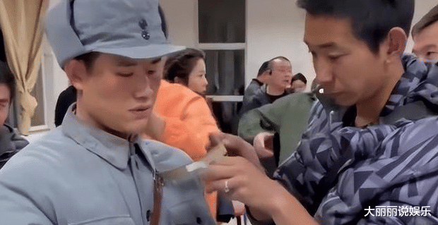 谢孟伟|嘎子谢孟伟在直播间发飙，怒斥《亮剑》剧组做事不地道