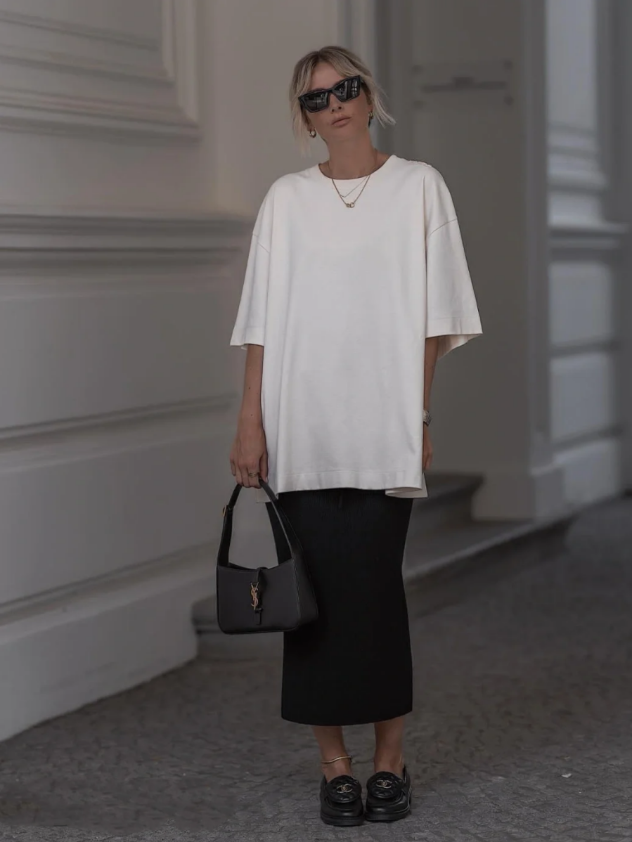 穿T恤时,一定不要再配牛仔裤了!瞧这些达人,这样穿是有多时髦