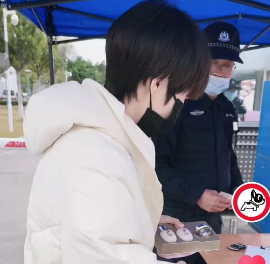 网友与陈亚男杠上了,拿着她卖的化妆品去鉴定,没想到真是假的