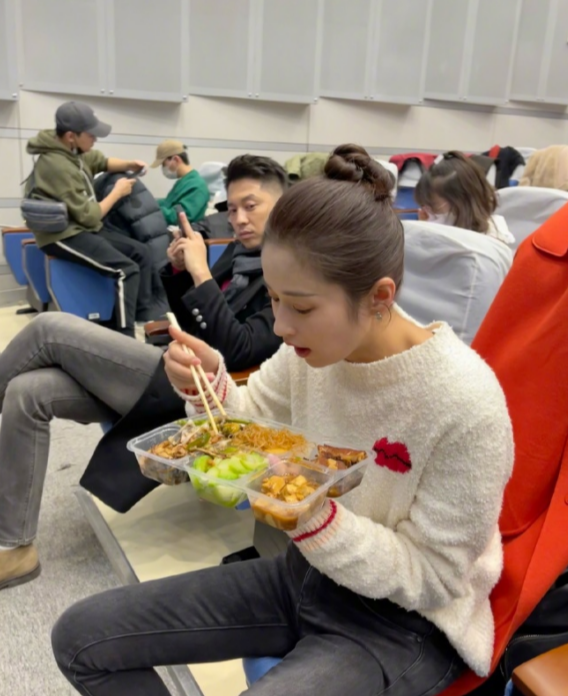 春晚|颖儿公开春晚后台工作餐！塑料饭盒比脸还大，没有餐桌只能端着吃