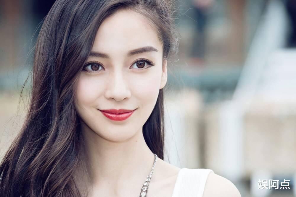 Angelababy|baby现身寺庙还愿，素颜和路人合影显亲切！跟黄晓明各自安好