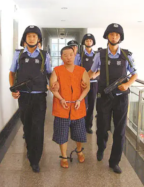2009年重庆大佬深夜遇害,嫌犯落网后痛快认罪,民警:你充啥好汉