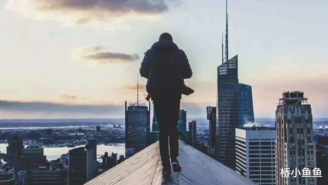 教师|同事问你工资多少，单纯的人直说，聪明人都懂得这3种套路回复