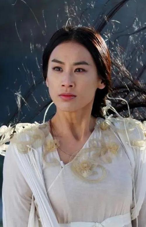 黄圣依 9位花旦离开P图差距就出来了，黄圣依女生男相，刘亦菲险胜