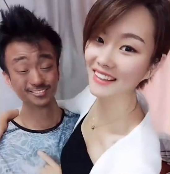 女孩|80后丑男娶年轻漂亮妻子，坐拥百万粉丝，成为吃到天鹅肉的癞蛤蟆