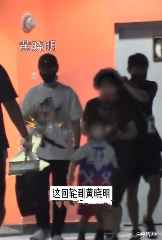 黄晓明|黄晓明杨颖轮流带娃？5岁小海绵蹦跳好活泼，爸爸全程低头看手机