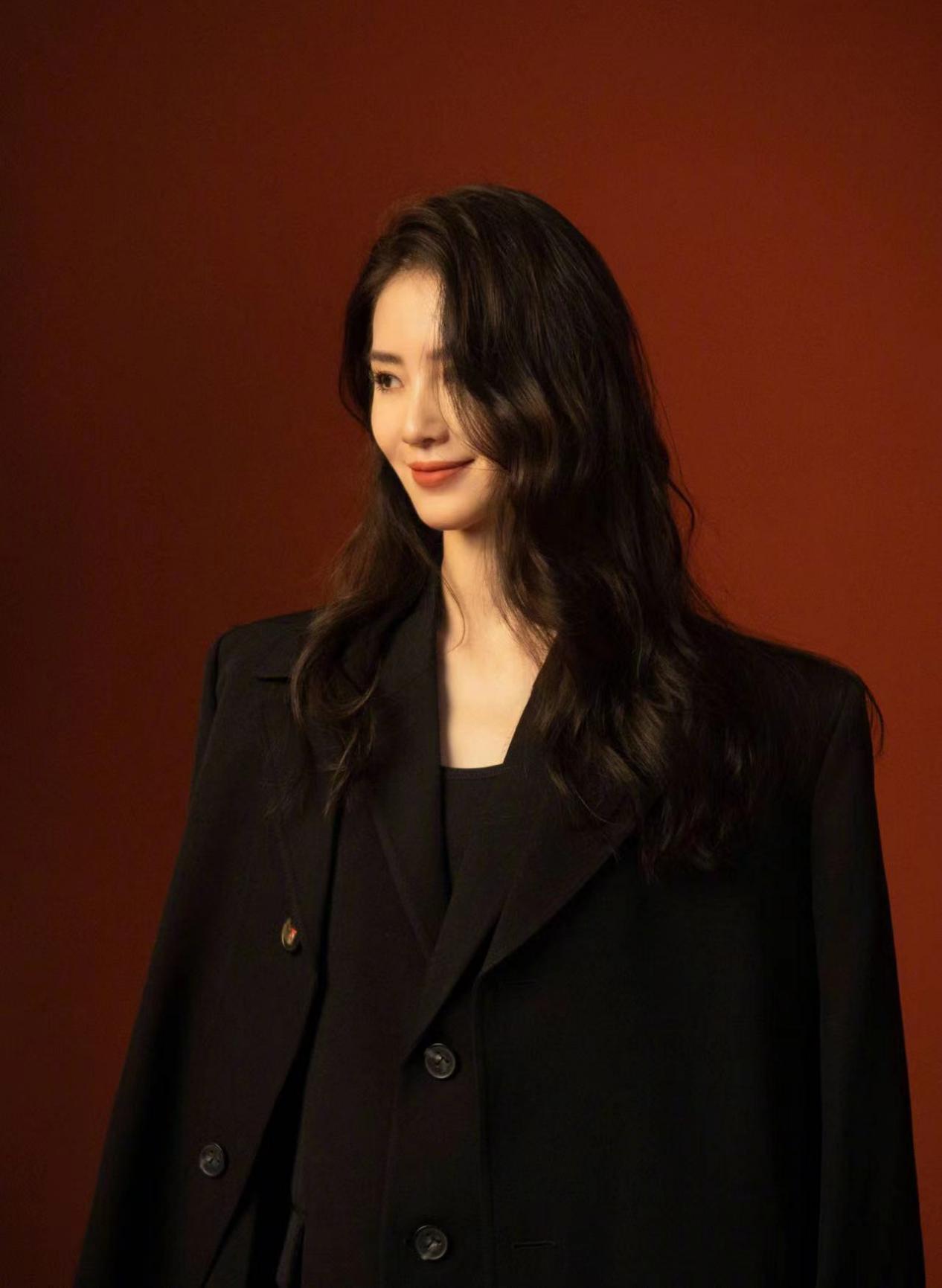 刘诗诗|刘诗诗不受婚变传言影响,身穿紫色礼服好状态,窈窕线条羡煞旁人