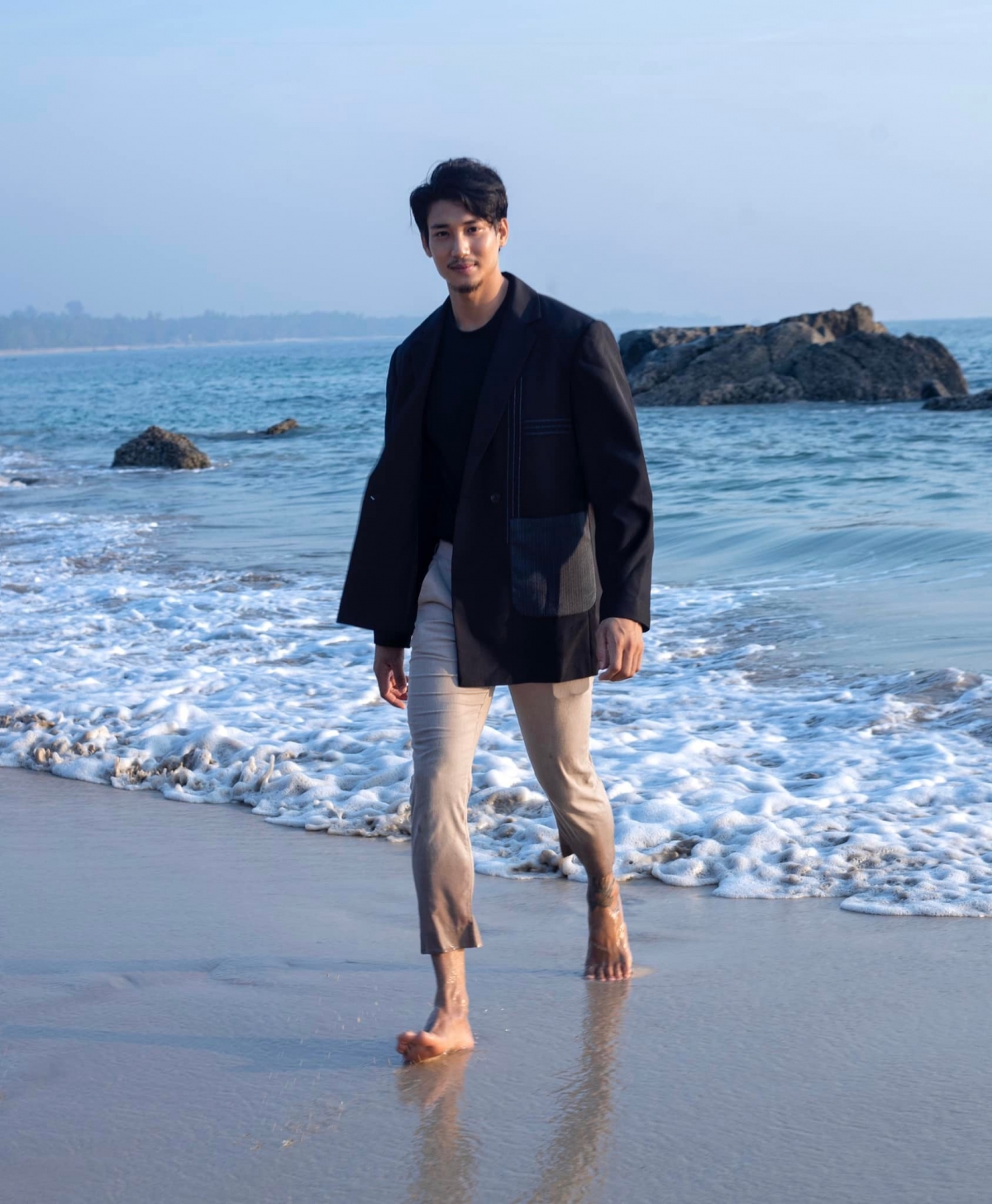 发型 轻松驾驭各种发型！「缅甸水行侠」曝光最新造型，剃光头也帅