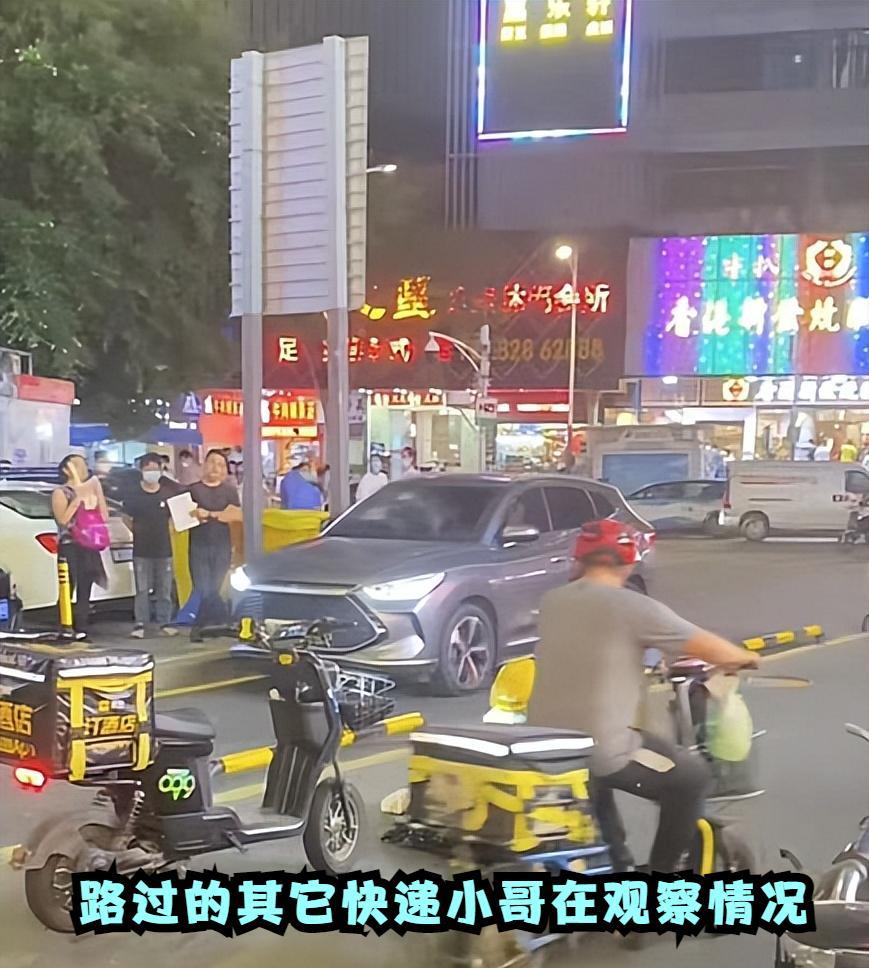 深圳:女子躺在外卖小哥车前,边拉住小哥边玩手机,引路人驻足