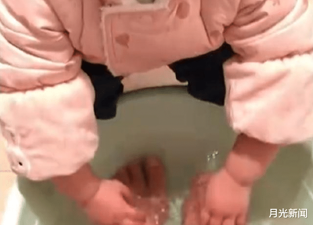 双胞胎女儿为完成作业轮流给妈妈洗脚,一人洗一人录,网友笑喷