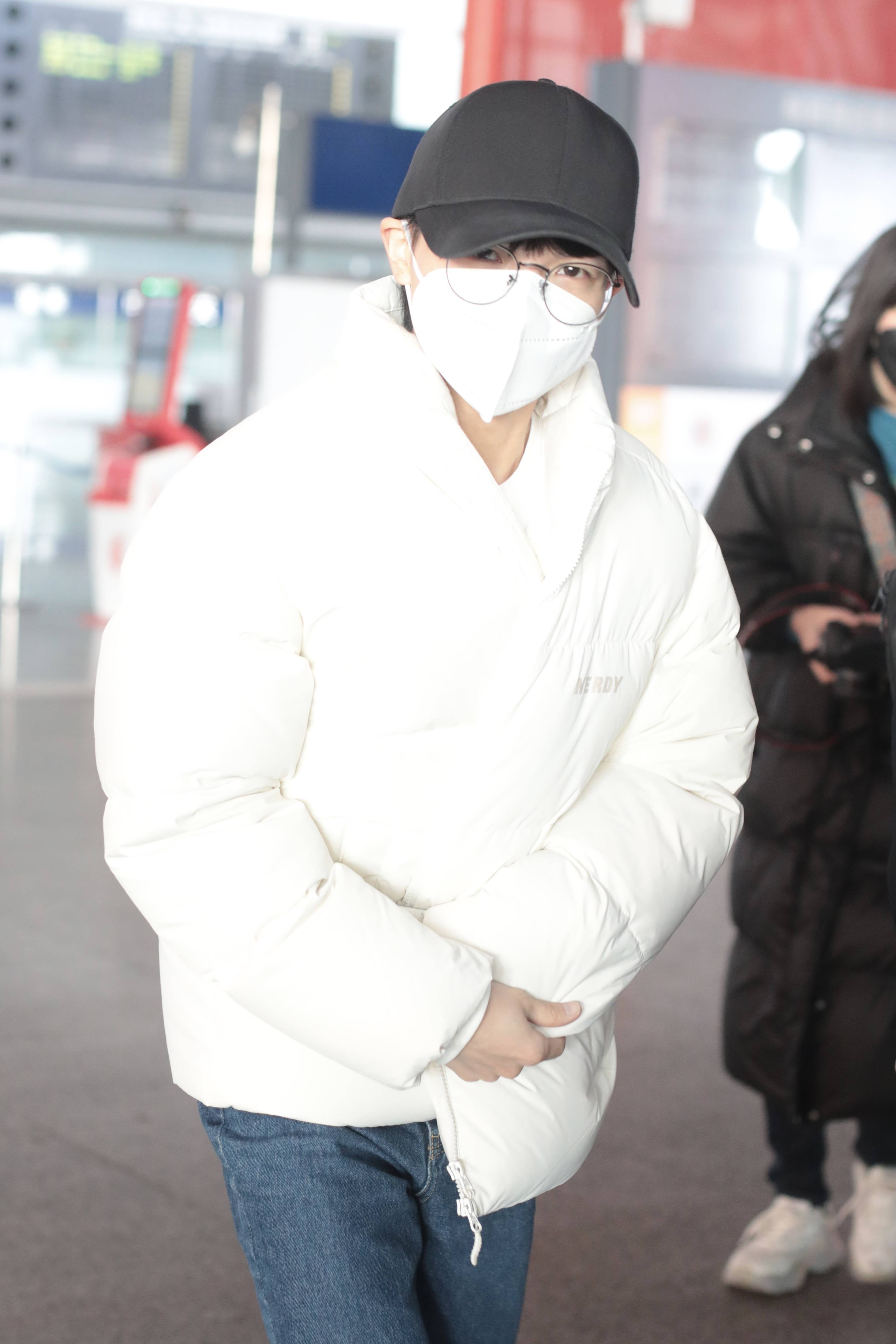胡嘉欣|30岁周深裹棉袄现身机场!走路急促工作繁忙,出道8年已跻身顶流