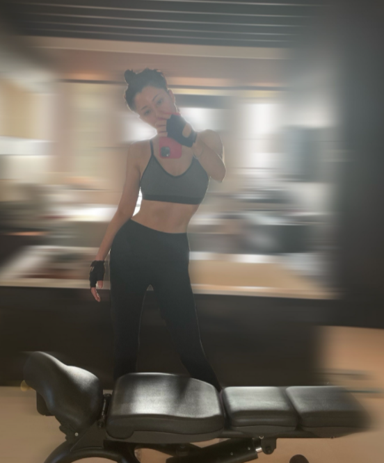 殷桃|42岁殷桃晒健身房私照！躺地上大秀细腰长腿，脸上出汗红晕明显