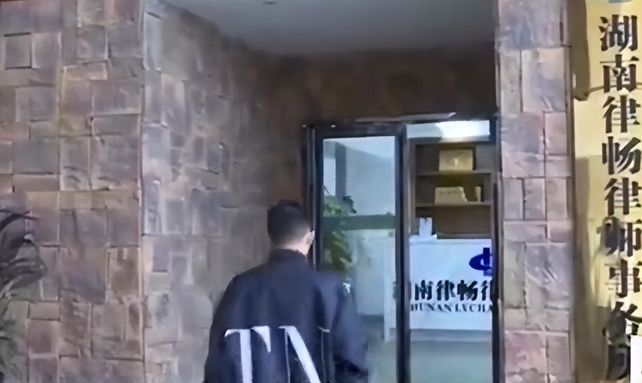 19年长沙男子为娶空姐豪掷百余万,结婚前发现床上混合毛发:我被骗了