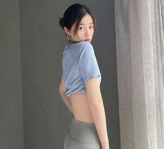 明星|虞书欣分享健身辣妹照，大长腿马甲线吸睛，网友：小女明星爱炫腹