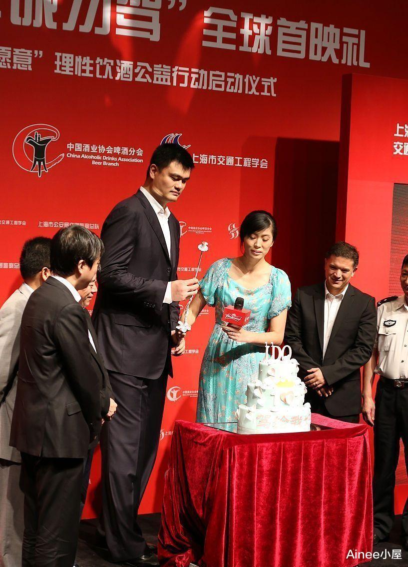 姚明妻子气质挺温柔的，穿蓝色碎花裙清新淡雅，在老公身边好娇小