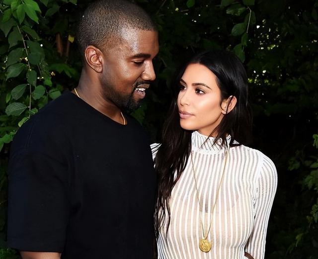 金·卡戴珊|41岁卡戴珊晒泳池美照！离婚后越发迷人，与小13岁新男感情甜蜜