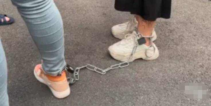 生死局!两女子喝酒怕对方溜走用铁链锁一起,钥匙被扔禁厕所,最后消防员用老虎钳剪断