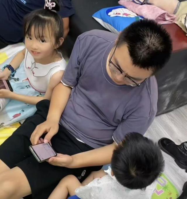 |田静、郭威相继辞职做网红？五个账号一起直播，网友：让许妈失望