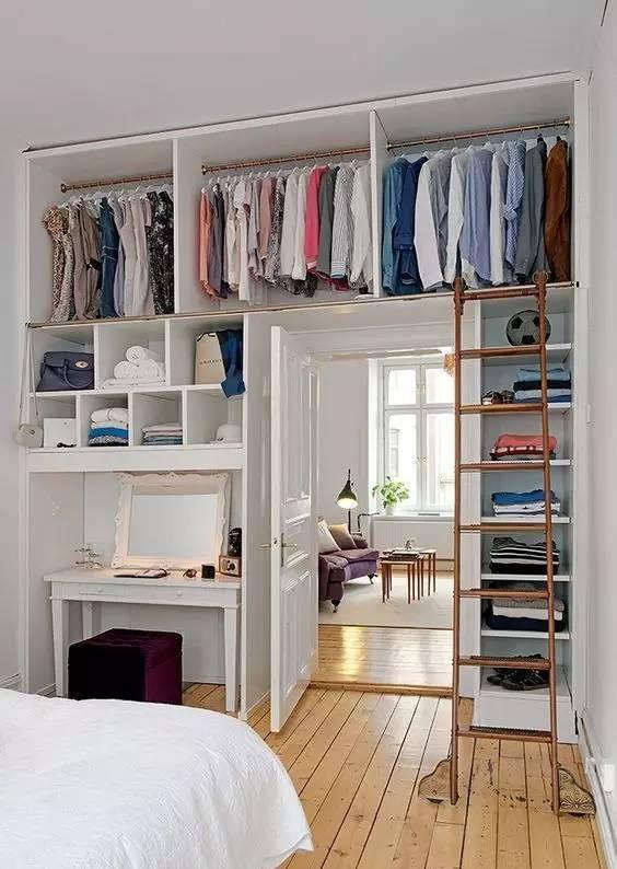 卧室小点，也能挤出一个不占地衣帽间：门侧墙塞柜子，多2储物