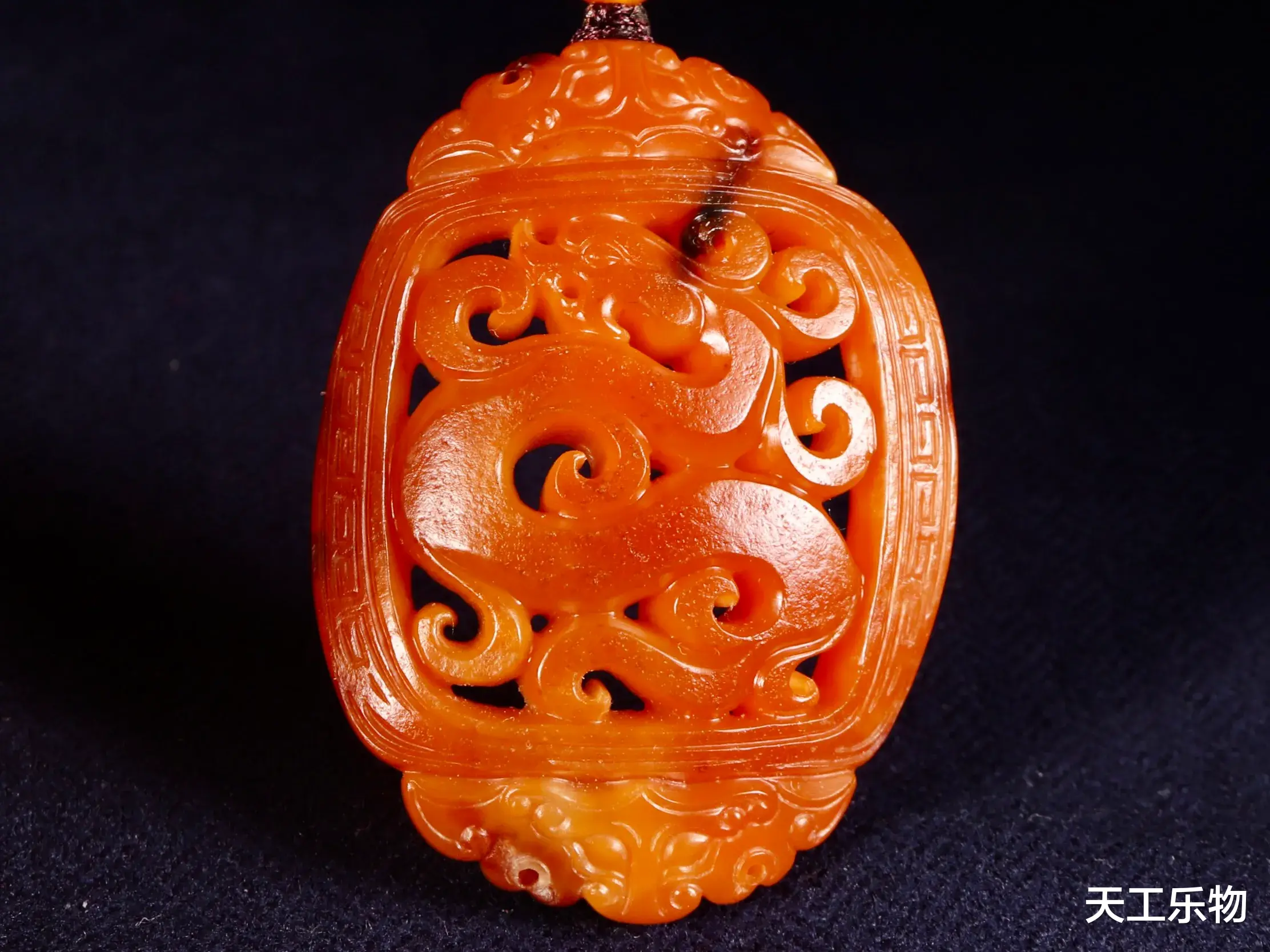 雕刻|十个红沁九个皮！为何和田籽料“仿古龙”的雕刻会留皮不留玉？