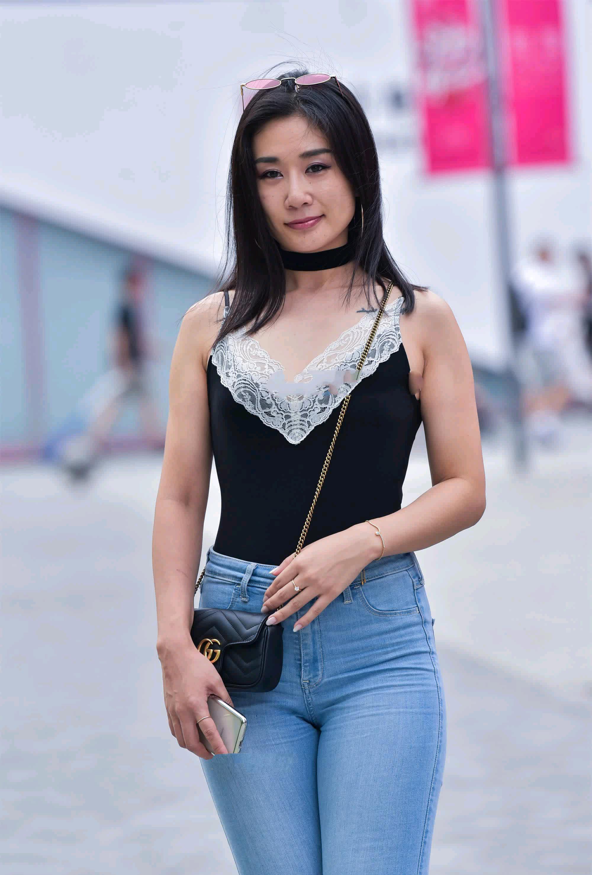 田间诗 四十的女人如一瓶梦之蓝白酒，入口轻柔但后劲十足，常人难以招架！