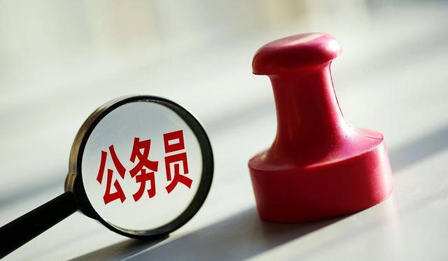 大学|“三无家庭学生”考公上岸，好不容易考上就想不干了，原因很现实