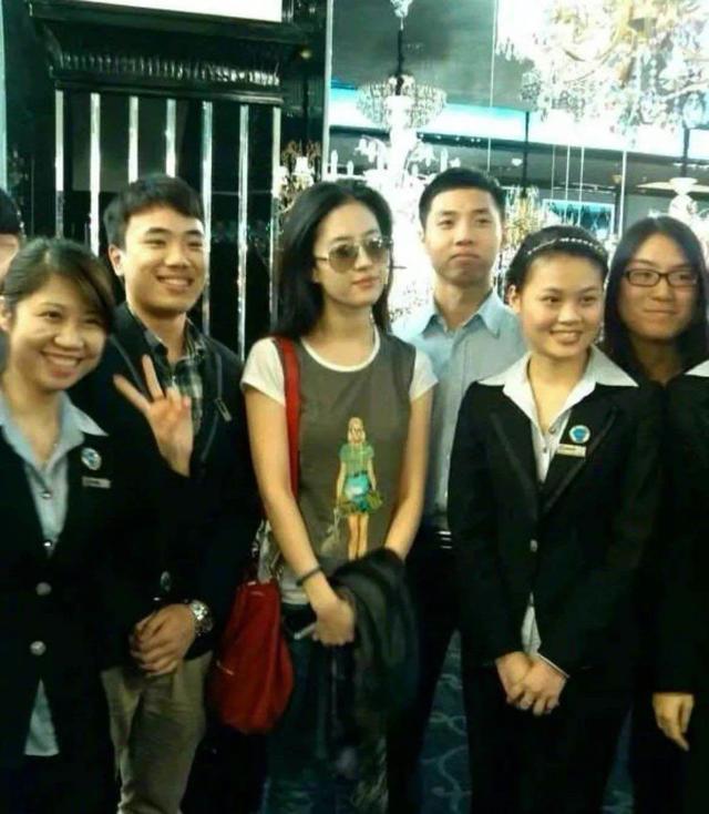 刘亦菲|看了刘亦菲和素人的合影，网友直呼：“老天爷赏饭吃”！