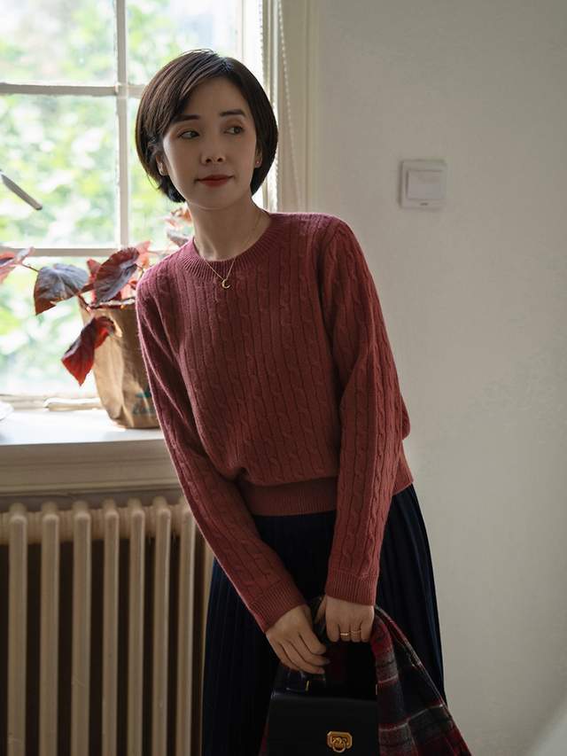 针织衫|会穿的职场女人,都爱“针织衫+打底裤和半身裙”,时髦又显气质