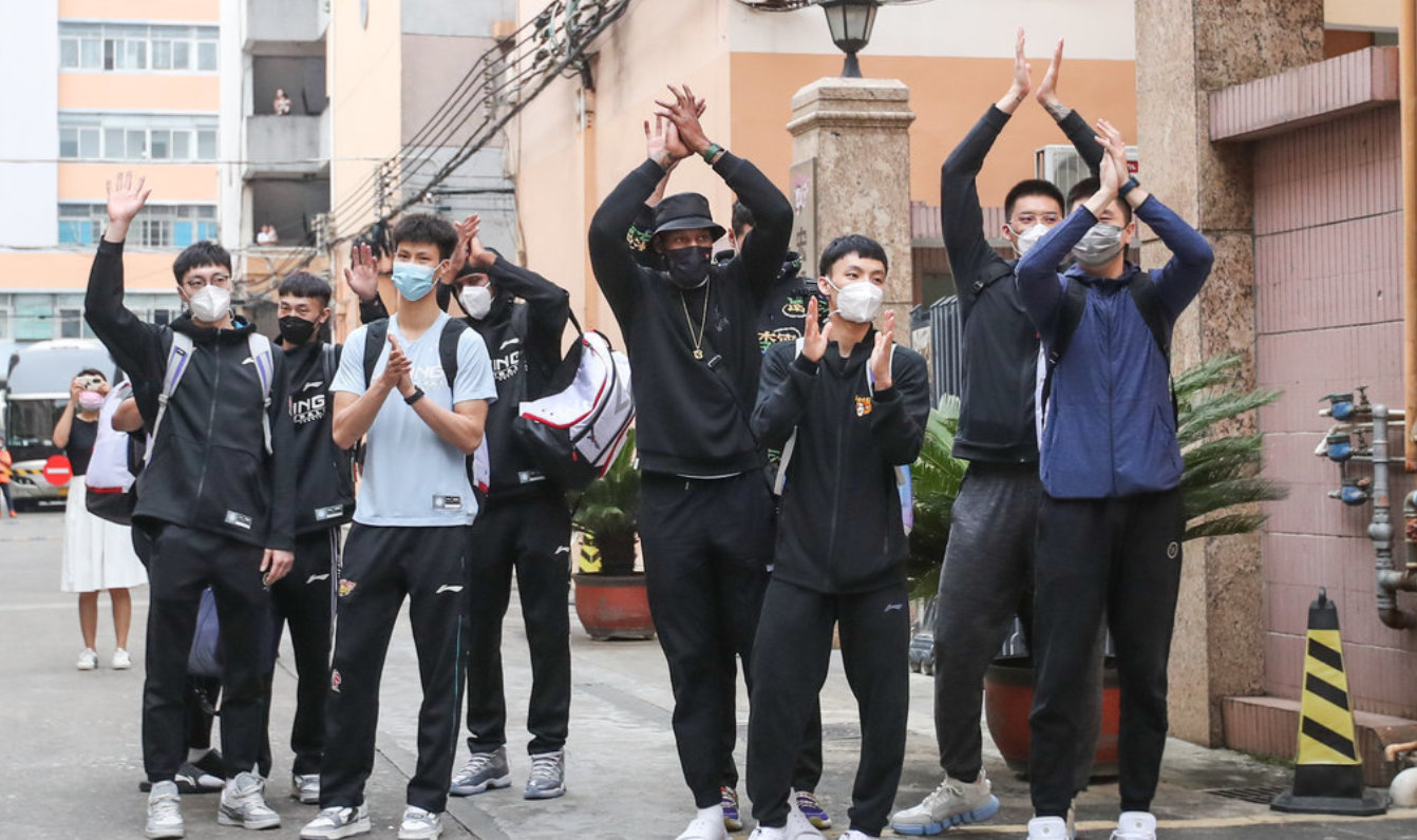 易建联|广东丢冠2周后，易建联+周鹏或放弃顶薪留队，球迷点赞，杜锋欣慰