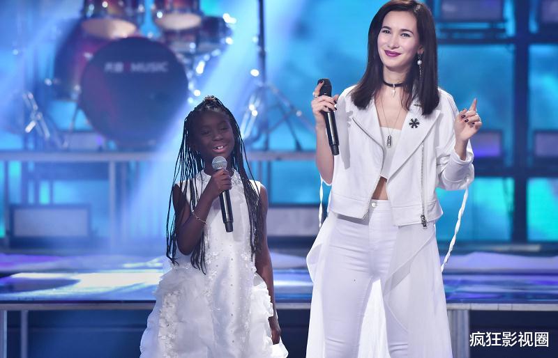 战狼2|《战狼2》上映5年演员现状,卢靖姗怀孕,两个非洲小孩差距明显