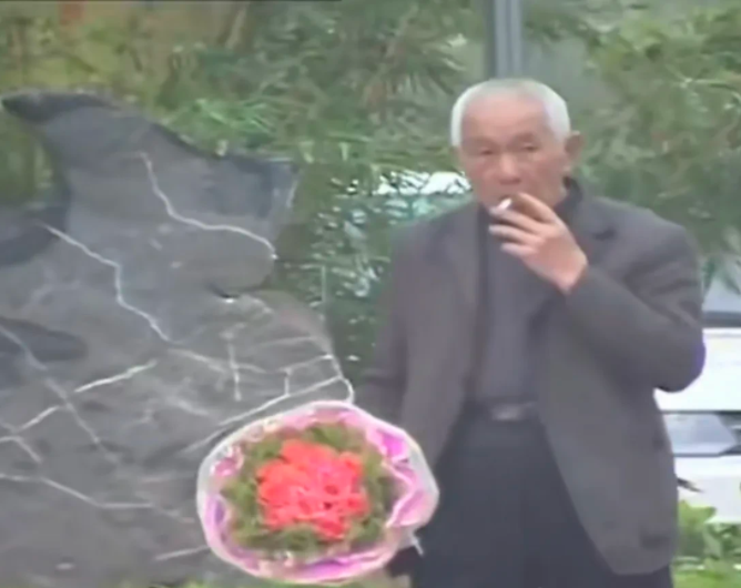 80岁老人,老伴去世3个月,他向保姆求婚:“你愿意嫁给我吗?”