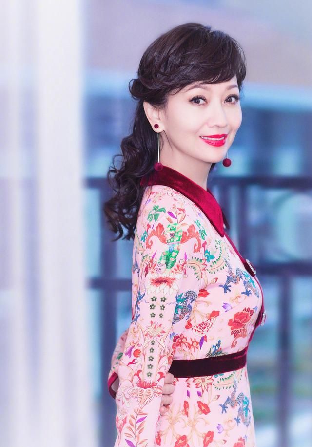 情人节 69岁赵雅芝告诉我们：女人上了年纪留长发、穿收腰裙，美得更高级