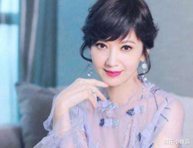 叶童|59岁叶童素颜照曝光！满头白发瘦骨嶙峋，独自吃路边摊惹人心疼