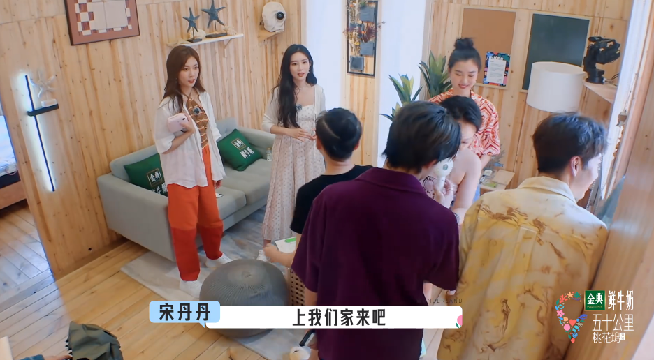 孟子义|忘了胡辣汤事件?孟子义想跟王鹤棣同吃一个瓜,衣领太低又惹争议