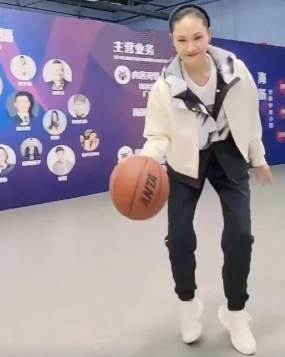 于文华|57岁于文华孤身去赶海！白皙大长腿紧致发光，踏浪玩泥沙太开心