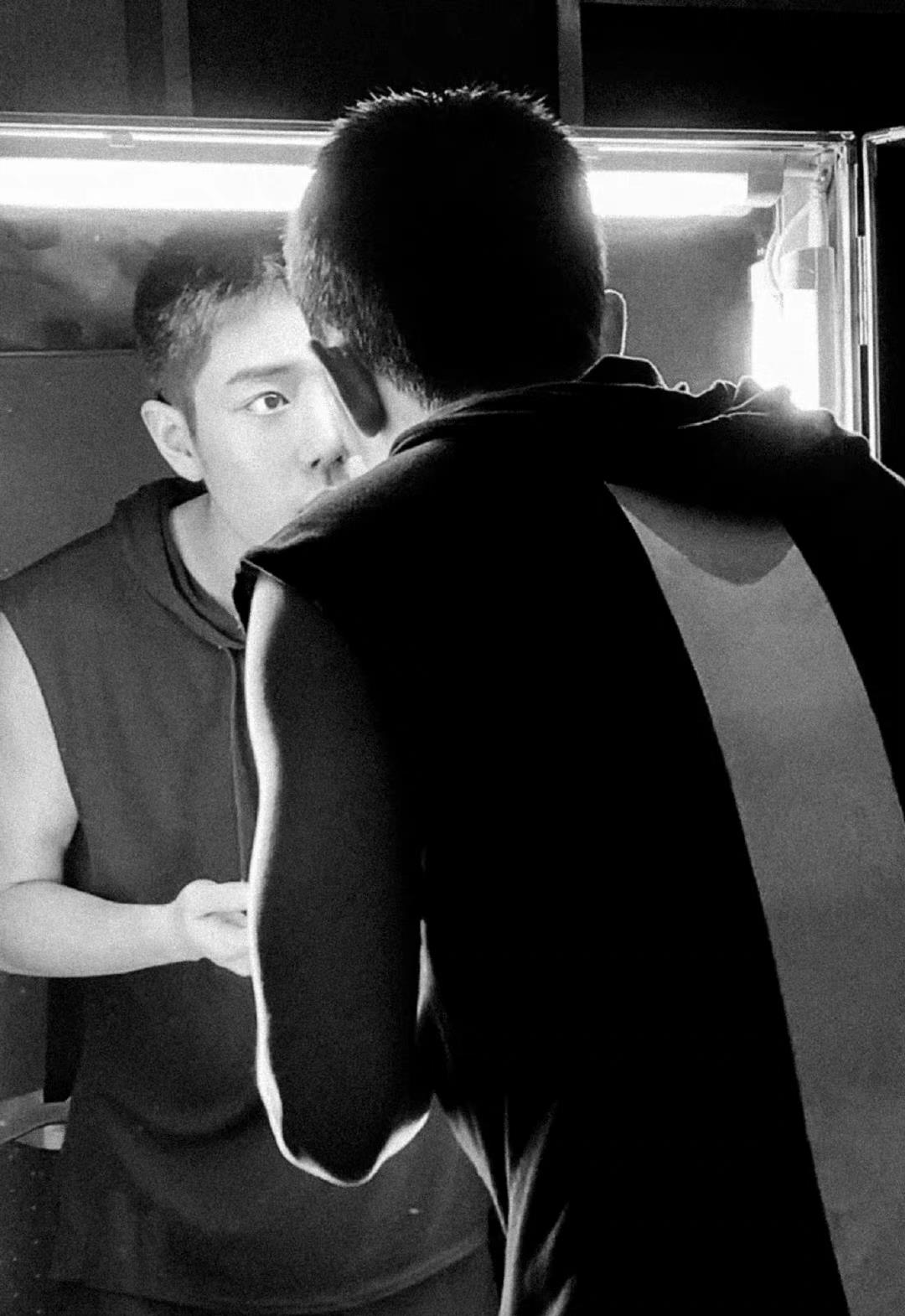 肖战|肖战晒片场“黑白”照10连拍！累的躺沙发上睡着，整个训练太苦了