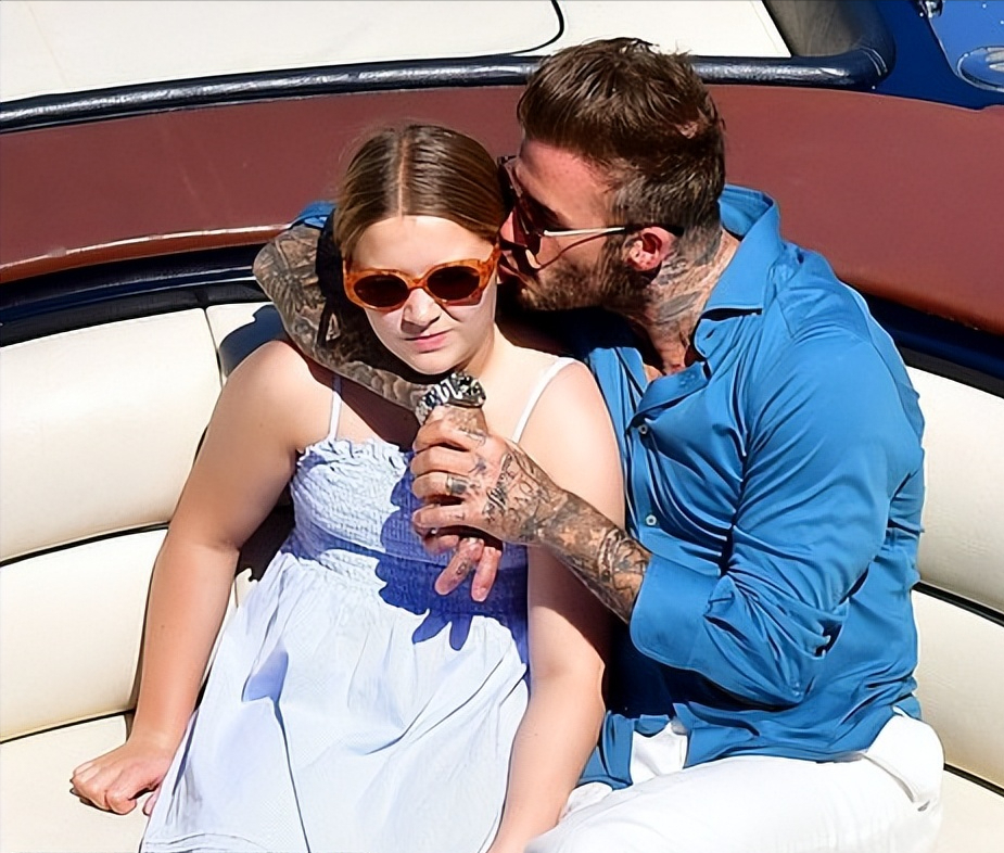 哈珀·贝克汉姆|11岁的贝小七，和贝克汉姆在游轮上，父亲搂着她的肩膀，亲她的脸蛋