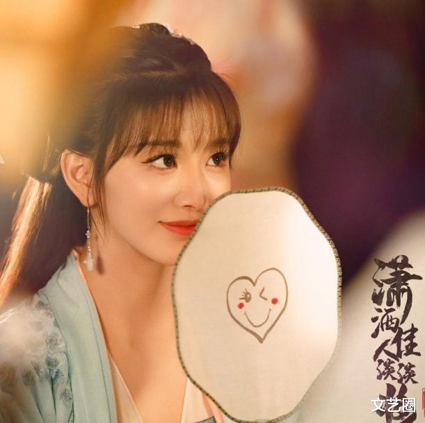 孔雪儿|孔雪儿古装新剧穿帮镜头曝光，桌下藏着的奶茶瞩目，被吐槽不专业