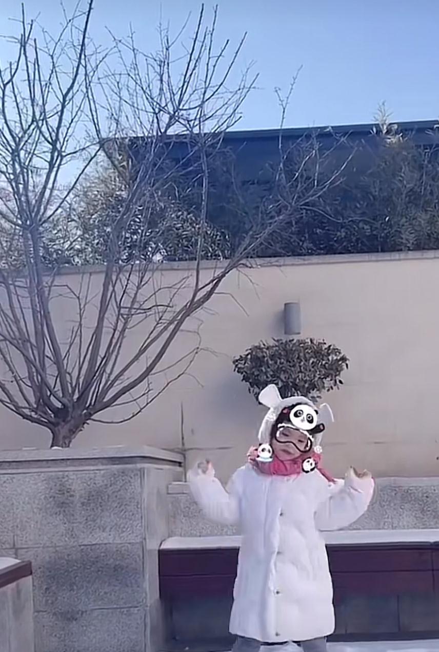 经超|小李琳罕晒小女儿，年糕四肢纤长像极经超，豪宅院子大得像公园