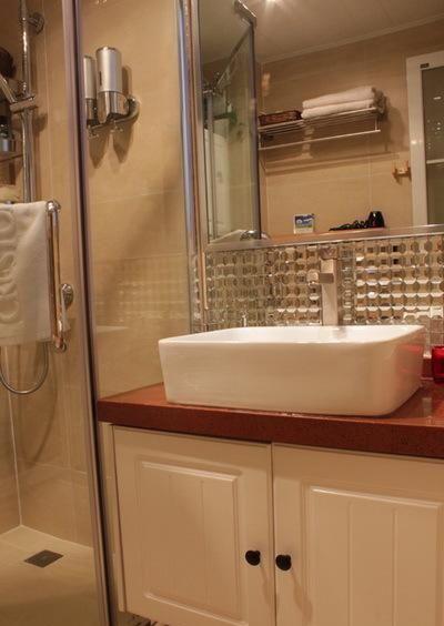 52㎡酒店公寓装修，细节都爆发能量，电视挂冰箱后面你见过吗？