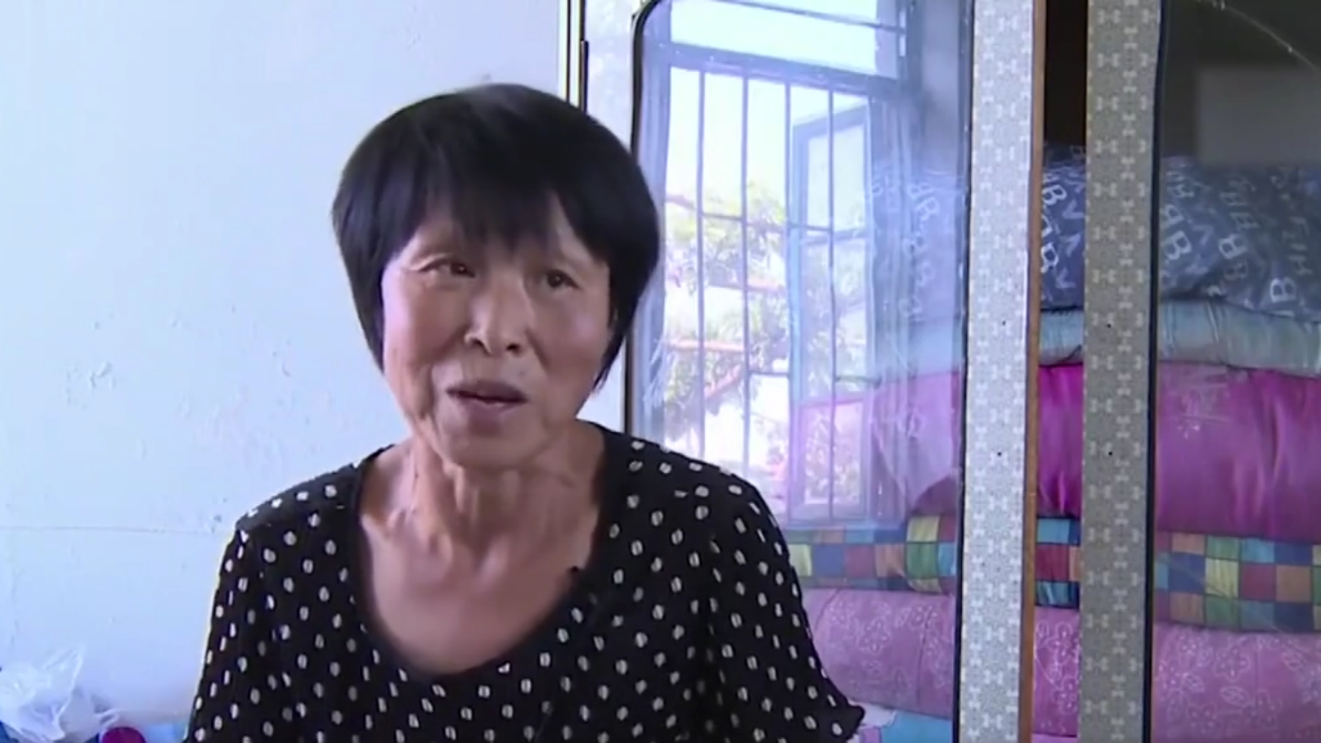 “村霸”强占60岁大妈，当众对其骚扰