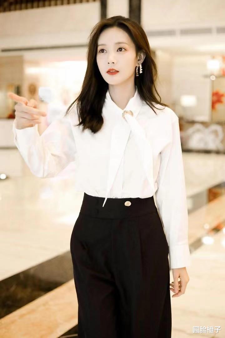 哈斯勒姆|李一桐这样穿美极了,白衬衫黑西裤职业又甜美,长发披肩格外温柔
