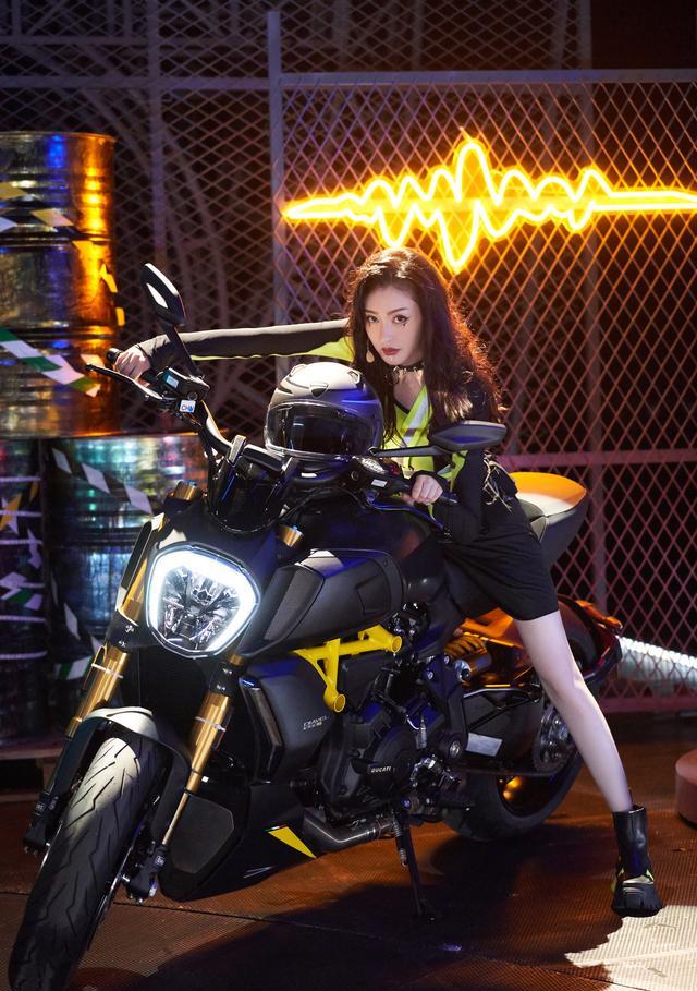 张天爱|张天爱一袭黑衣并且骑着机车出场,这是什么人间酷girl啊!