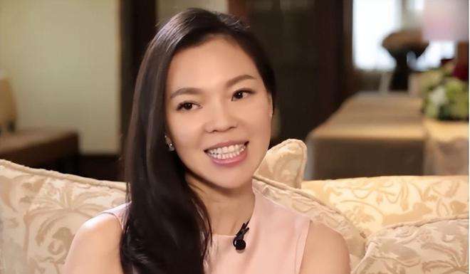 曾馨莹|富士康老板娘穿红裙打高尔夫！10亿私人球场太阔气，姿色专业耐看