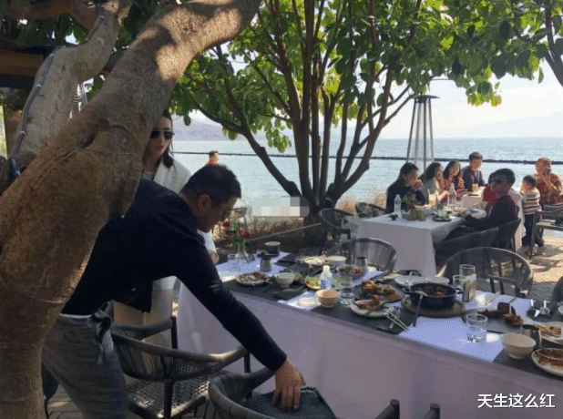 李亚鹏|年过半百的李亚鹏看着比老丈人还老,姑娘你看上他啥了?