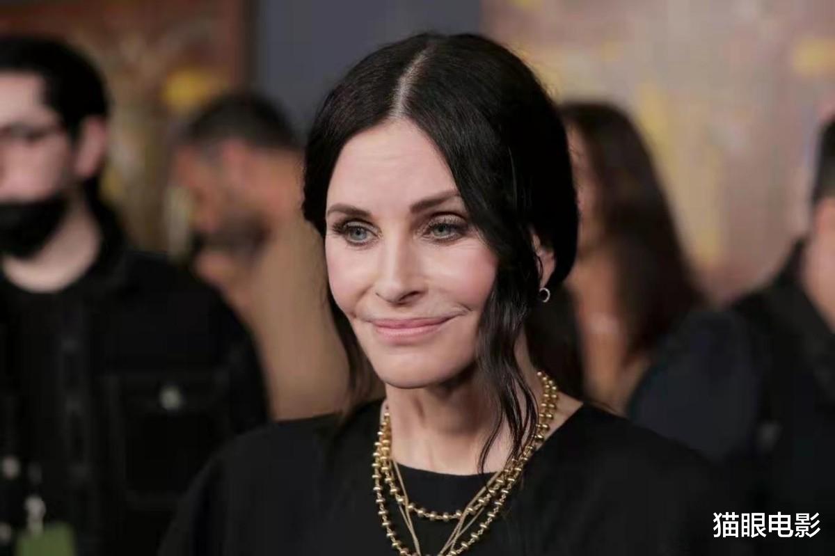 老友记|57岁老友记莫妮卡瘦成皮包骨，颧骨突出法令纹明显，网友：可惜了