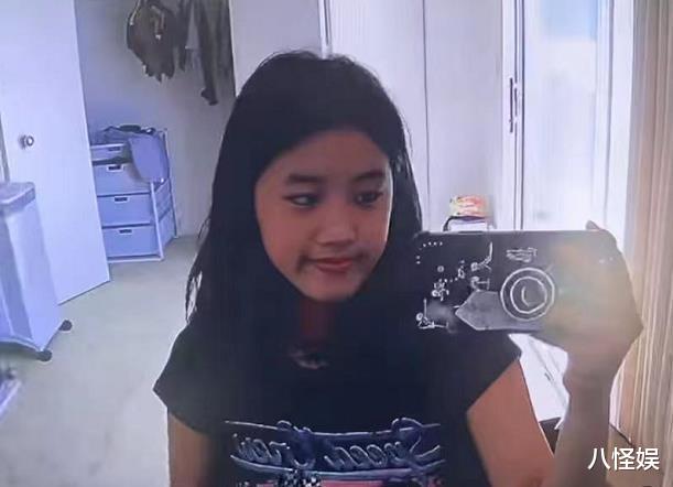 梧桐妹|贾静雯大女儿与同学聚会，16岁梧桐妹染黄发穿露背装，太过成熟