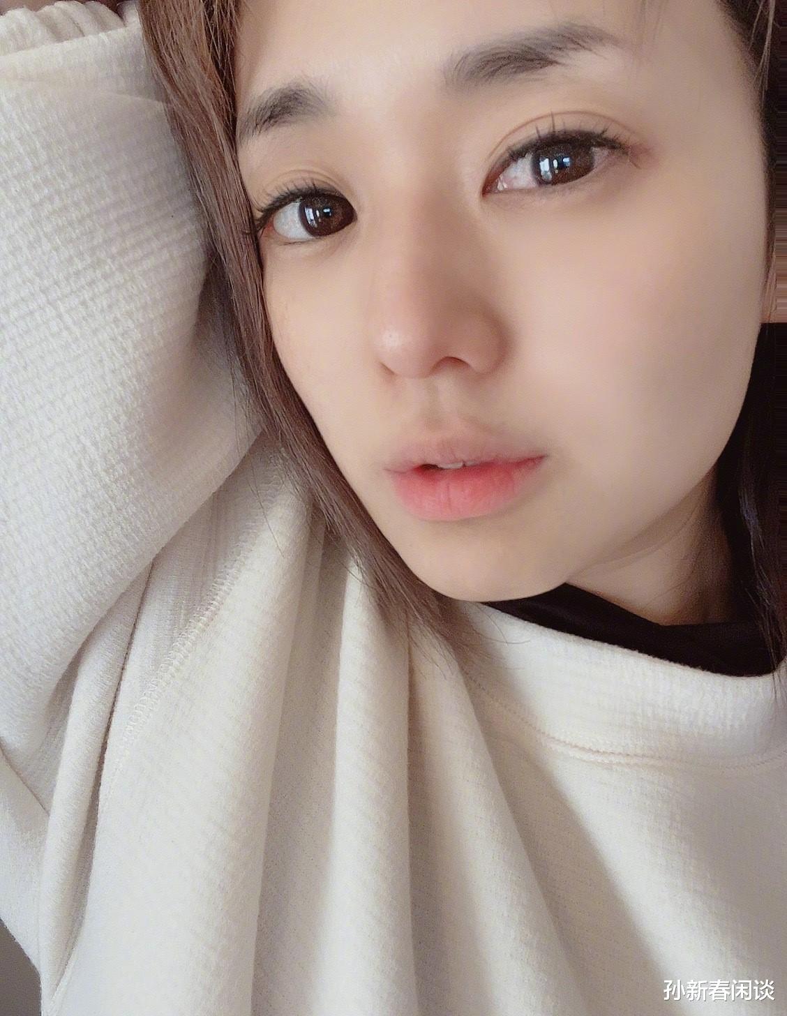 苍井空|38岁苍井空积极营业，一头奶咖色凌乱碎发眼神梦幻，俩娃宝妈仍如萝莉