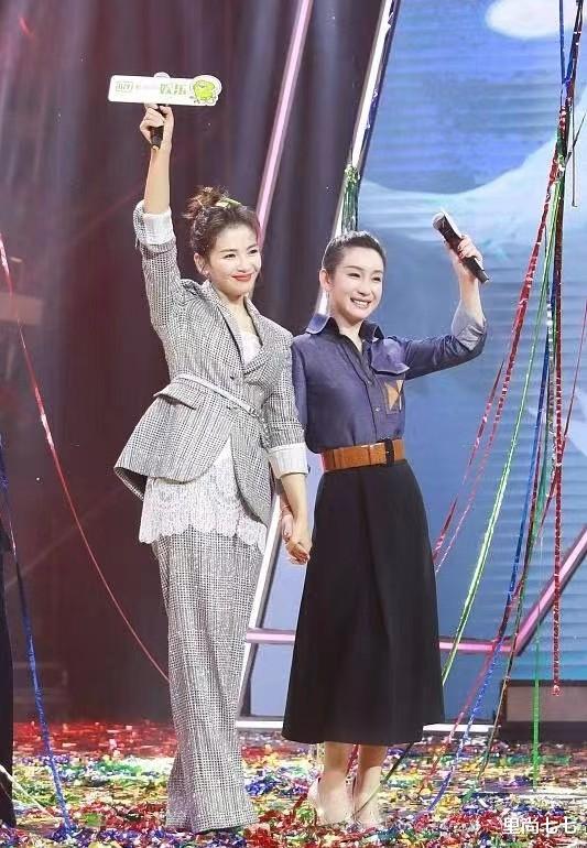 原来刘涛这么胖！同框秦海璐大饼脸抢镜，虎背熊腰衬得闺蜜好娇小