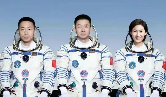 女航天员刘洋和战友,返回地球后首次公开亮相,感觉良好!